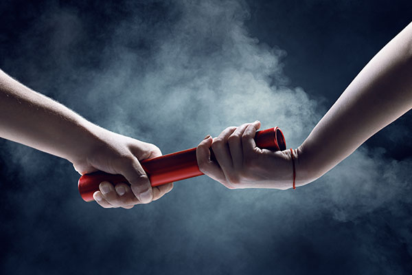 Du coach-marathonien au coach-relayeur : repenser la pratique du coaching